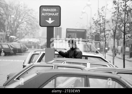 Autos an einer Parkuhr, Hoofddorp, Niederlande, 21-11-1991, Whizgle News from the Past, maßgeschneidert für die Zukunft. Erkunden Sie historische Geschichten, das Image der niederländischen Agentur aus einer modernen Perspektive, die die Lücke zwischen den Ereignissen von gestern und den Erkenntnissen von morgen überbrückt. Eine zeitlose Reise, die die Geschichten prägt, die unsere Zukunft prägen. Stockfoto