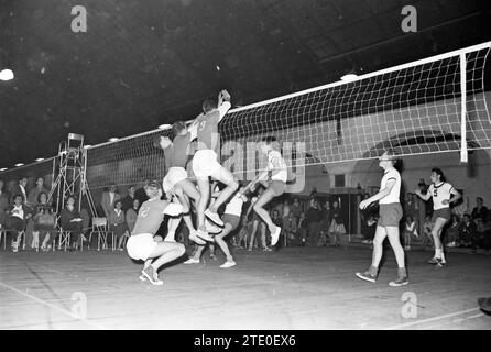 Zweitägiges Jubiläumsturnier des niederländischen Volleyballverbandes zur Eröffnung der Saison im Krelagehuis in Haarlem. Volleyball. Volleyballturnier., Haarlem, Leidsevaart, Niederlande, 21-09-1960, Whizgle News aus der Vergangenheit, zugeschnitten auf die Zukunft. Erkunden Sie historische Geschichten, das Image der niederländischen Agentur aus einer modernen Perspektive, die die Lücke zwischen den Ereignissen von gestern und den Erkenntnissen von morgen überbrückt. Eine zeitlose Reise, die die Geschichten prägt, die unsere Zukunft prägen. Stockfoto