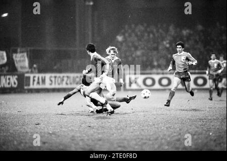 AZ'67 spielt in der dritten Runde des UEFA-Cups gegen den FK Radnički Niš (Jugoslawien) im de Alkmaarderhout-Stadion in Alkmaar. Es wurde 5:0. Spielen Sie Football., Alkmaar, 10-12-1980, Whizgle News aus der Vergangenheit, zugeschnitten auf die Zukunft. Erkunden Sie historische Geschichten, das Image der niederländischen Agentur aus einer modernen Perspektive, die die Lücke zwischen den Ereignissen von gestern und den Erkenntnissen von morgen überbrückt. Eine zeitlose Reise, die die Geschichten prägt, die unsere Zukunft prägen. Stockfoto