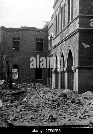 01/31/1937. Hauptfassade des Gebäudes der Kleinen Schwestern der Armen im Viertel Argüelles, zerstört durch die italienisch-deutsche Luftfahrt. Foto: Llomar. Quelle: Album / Archivo ABC / Llomar Stockfoto