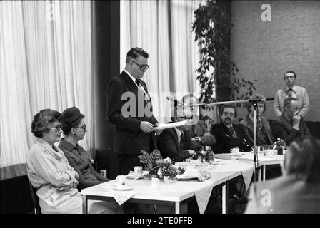 Queen's Commissioner in Nordholland, Roel de Wit spricht Menschen in Beverwijk, 01-03-1979, Whizgle News from the Past, Tailored for the Future. Erkunden Sie historische Geschichten, das Image der niederländischen Agentur aus einer modernen Perspektive, die die Lücke zwischen den Ereignissen von gestern und den Erkenntnissen von morgen überbrückt. Eine zeitlose Reise, die die Geschichten prägt, die unsere Zukunft prägen. Stockfoto