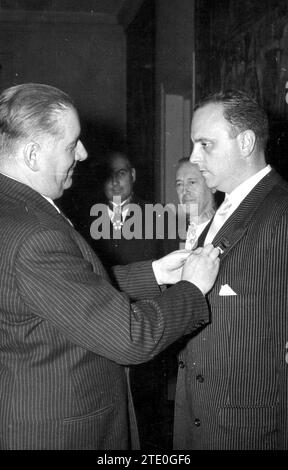 10/31/1959. Der ehemalige französische Minister und Senator, gegenwärtiger Präsident der französischen Delegation in französischen Auszeichnungen an spanische Persönlichkeiten. Der Kongress des Internationalen Instituts für Mittelklassen, M. Poher, mit den Arbeits- und Generalsekretärs der Bewegung, Sanz Orrio und Solís, und dem nationalen Delegierten der Verbände, Herrn Fraga Iribarne, dem er die Insignien der Betrauung der Volkswirtschaft auferlegte. Quelle: Album / Archivo ABC / Teodoro Naranjo Domínguez Stockfoto