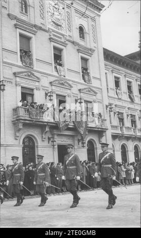 12/11/1959. Lieferung von Land-, See- und Luftschiffen an Prinz Juan Carlos de Borbón an der Allgemeinen Militärakademie von Saragossa. Im Bild zieht der Prinz kurz nach Eingang der Entsendungen um. Quelle: Album / Archivo ABC / Teodoro Naranjo Domínguez Stockfoto