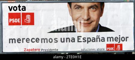 Madrid. 03-03-04. Wahlplakate für die Parlamentswahlen vom 14. Mai 2004. Foto: Javier Prieto. Quelle: Album / Archivo ABC / Javier Prieto Stockfoto