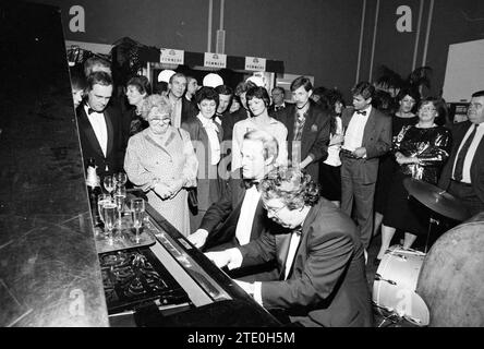 Festiball Concertgebouw, Football Haarlem, 28.01.1989, Whizgle News from the Past, Tailored for the Future. Erkunden Sie historische Geschichten, das Image der niederländischen Agentur aus einer modernen Perspektive, die die Lücke zwischen den Ereignissen von gestern und den Erkenntnissen von morgen überbrückt. Eine zeitlose Reise, die die Geschichten prägt, die unsere Zukunft prägen. Stockfoto