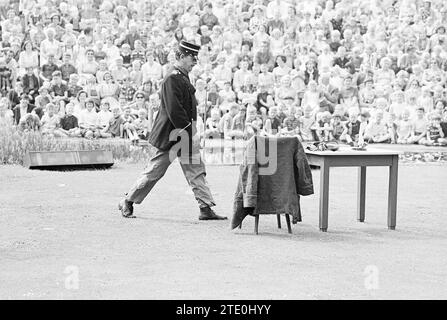 Kindervorstellung im Caprera Open Air Theater mit Swing, Bloemendaal, Whizgle News aus der Vergangenheit, maßgeschneidert für die Zukunft. Erkunden Sie historische Geschichten, das Image der niederländischen Agentur aus einer modernen Perspektive, die die Lücke zwischen den Ereignissen von gestern und den Erkenntnissen von morgen überbrückt. Eine zeitlose Reise, die die Geschichten prägt, die unsere Zukunft prägen. Stockfoto