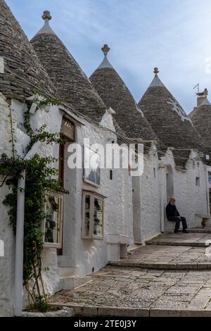 Alberobello, Italien - 2. Dezember 2023: Detailansicht der typischen Trulli-Häuser und -Hütten im Bezirk Rione Monti von Alberobello Stockfoto