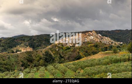 Badolato, Italien - 15. Dezember 2023: Blick auf das malerische Bergdorf und die Kirche Badolato in Kalabrien Stockfoto