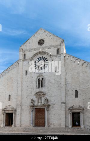 Bari, Italien - 27. November 2023: Blick auf die Kathedrale von San Sabino in der historischen Altstadt von Bari Vecchio Stockfoto