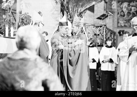 Bischof Bomers und Weihbischof Lescrauwaert, RK Bavo, Haarlem, Weihe, römisch-katholische Kirche, Haarlem, Niederlande, 14-01-1984, Whizgle News from the Past, maßgeschneidert für die Zukunft. Erkunden Sie historische Geschichten, das Image der niederländischen Agentur aus einer modernen Perspektive, die die Lücke zwischen den Ereignissen von gestern und den Erkenntnissen von morgen überbrückt. Eine zeitlose Reise, die die Geschichten prägt, die unsere Zukunft prägen. Stockfoto