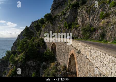 Acquafredda, Italien - 3. Dezember 2023: Autofahrt auf einer schmalen und gewundenen Küstenstraße an der Maratea-Küste von Basilicata Stockfoto