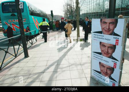 03/02/2004. 03-03-04-Alcobendas-Madrid. Der Akt von Jose Luis Rodriguez Zapatero-PSOE. Das im Kulturzentrum Pablo Iglesias gefeiert werden musste. Er wurde vom Wahlausschuss von Colmenar Viejo suspendiert und in das Hauptquartier der PSOE von Alcobenas versetzt. Chema Barroso.-Archdc.- im Bild.-Unterstützer ziehen ins PSOE-Hauptquartier. Quelle: Album / Archivo ABC / José María Barroso Stockfoto