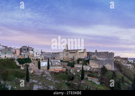 Gravina in Apulien, Italien - 3. Dezember 2023: Blick auf die historische Stadt Gravina in Apulien bei Sonnenaufgang Stockfoto