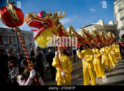 Madrid, 13.02.2010. Parade der chinesischen Gemeinde, um den Eintritt des neuen Jahres, dem Jahr des Tigers, zu feiern. Im Bild ein Moment der Parade von Puerta del Sol zum Königspalast und dann zur Plaza de España http://www.abc.es/abcfoto/galerias/20150219/abci-fotografias-anonuevo-chino-201502181624.html. Quelle: Album / Archivo ABC / Eduardo San Bernardo Stockfoto