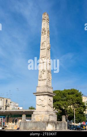 Lecce, Italien - 30. November 2023: Blick auf den Obelisken von Lecce in der Nähe der Porta napoli und der historischen Altstadt Stockfoto