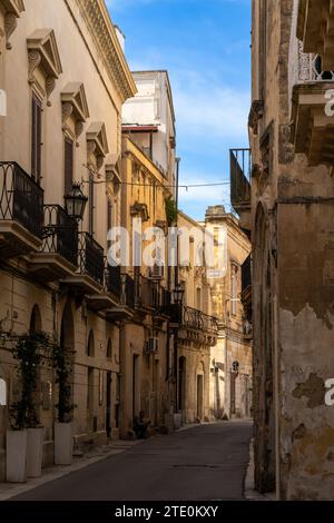 Lecce, Italien - 30. November 2023: Typische Stadtstraße in der Altstadt von Lecce in Apulien Stockfoto