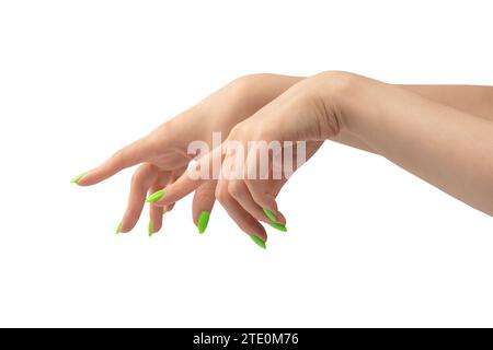 Die Hand einer Frau mit grünen Nolen hält ein winziges oder dünnes Objekt, isoliert auf weißem Hintergrund. Stockfoto