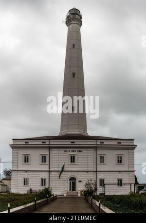 Vasto, Italien - 23. November 2023: Blick auf den Leuchtturm Punta Penna an der italienischen Abruzzen-Küste Stockfoto