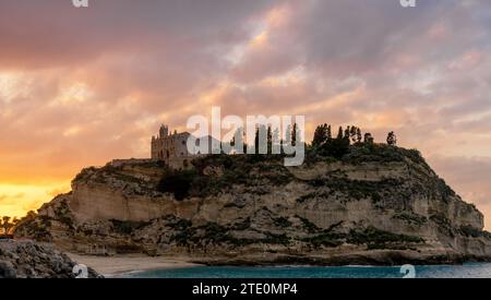 Tropea, Italien - 12. Dezember 2023: Blick auf die Kirche Santa Maria dell'Isola auf ihrem felsigen Vorsprung in Tropea bei Sonnenuntergang Stockfoto