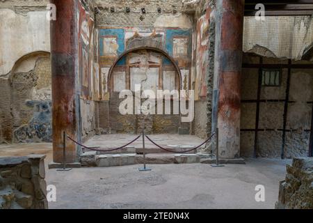 Ercolano, Italien - 25. November 2023: Raum mit Fresken und Säulen in der antiken Stadt Herculaneum Stockfoto