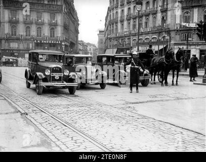 Madrid, 1931. Eine Stadtwache regelt den Verkehr in Puerta del Sol. Beachten Sie die Pferdekutsche, die auch geduldig wartet. Quelle: Album/Archivo ABC Stockfoto