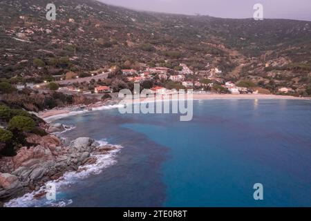 Ein Blick auf den Cavoli Beach auf der Insel Elba kurz nach Sonnenuntergang mit einem nebligen lila Himmel Stockfoto