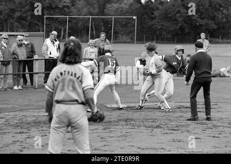 Softball, Sparks - Bloemendaal, 15.06.1991, Whizgle News from the Past, maßgeschneidert für die Zukunft. Erkunden Sie historische Geschichten, das Image der niederländischen Agentur aus einer modernen Perspektive, die die Lücke zwischen den Ereignissen von gestern und den Erkenntnissen von morgen überbrückt. Eine zeitlose Reise, die die Geschichten prägt, die unsere Zukunft prägen. Stockfoto