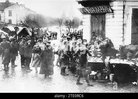 03/14/1915. Die Deutschen in Polen. Infanterie-Soldaten trinken Tee an einem Freiluftstand in einer Stadt in Russland Polen. Quelle: Album/Archivo ABC Stockfoto