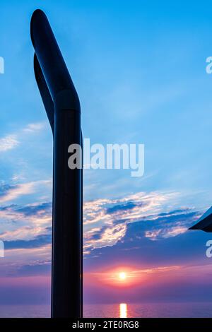 Trichter bei Sonnenuntergang, Meeresbeobachtung in der Ostsee Stockfoto