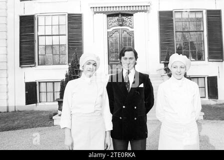 Mr. Mores mit zwei weiblichen Köchen, Restaurant, 10-04-1980, Whizgle News aus der Vergangenheit, zugeschnitten auf die Zukunft. Erkunden Sie historische Geschichten, das Image der niederländischen Agentur aus einer modernen Perspektive, die die Lücke zwischen den Ereignissen von gestern und den Erkenntnissen von morgen überbrückt. Eine zeitlose Reise, die die Geschichten prägt, die unsere Zukunft prägen. Stockfoto