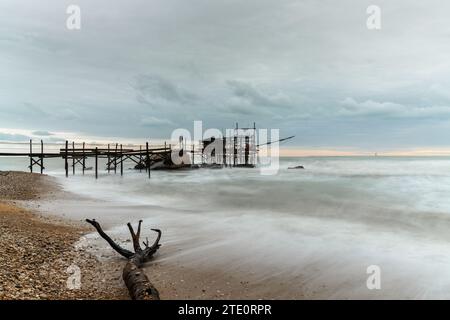 Ein Blick auf den Trabocco Punto le Morge, der an einem bewölkten Regentag an der Costa dei Trabocchi in Italien wohnt Stockfoto