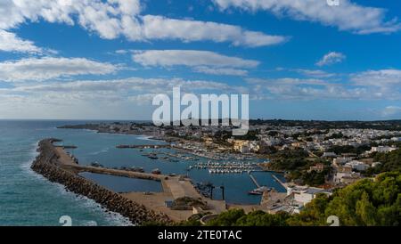 Blick auf den Hafen und die Hafenstadt Santa Marina di Leuca in Süditalien Stockfoto