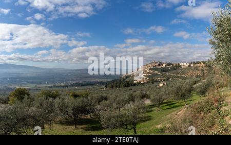 Blick auf das italienische Dorf Trevi in der Region Umbrien Stockfoto