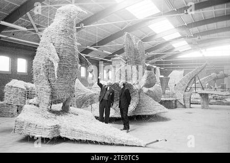 Flotten mit Blumenparaden sind bereit, mit Blumen in einer überdachten Halle versehen zu werden, 00-04-1965, Whizgle News from the Past, zugeschnitten auf die Zukunft. Erkunden Sie historische Geschichten, das Image der niederländischen Agentur aus einer modernen Perspektive, die die Lücke zwischen den Ereignissen von gestern und den Erkenntnissen von morgen überbrückt. Eine zeitlose Reise, die die Geschichten prägt, die unsere Zukunft prägen. Stockfoto