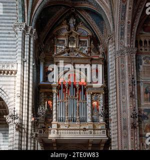 Orvieto, Italien - 18. November 2023: Blick auf die Pfeifenorgel in der historischen Kathedrale von Orvieto Stockfoto