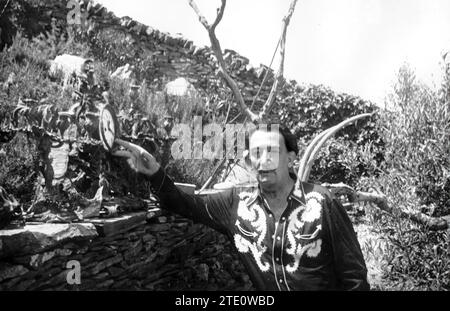 Port Lligat (Cadaqués), 1959. Salvador Dalí in Port Lligat. Quelle: Album / Archivo ABC / Manuel Menéndez Chacón Stockfoto