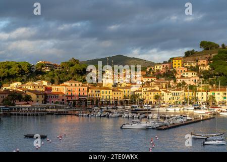 Porto Azzurro, Italien - 12. November 2023: Blick auf den Hafen und das Dorf Porto Azzurro auf der Insel Elba bei Sonnenuntergang Stockfoto