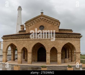 Vasto, Italien - 23. November 2023: Blick auf die Kirche Madonna della Penna und den Leuchtturm Punta Penna an der italienischen Abruzzen-Küste Stockfoto