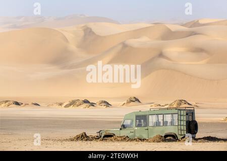 Geländewagen stecken in der Wüste Namib, Namibia, Afrika Stockfoto