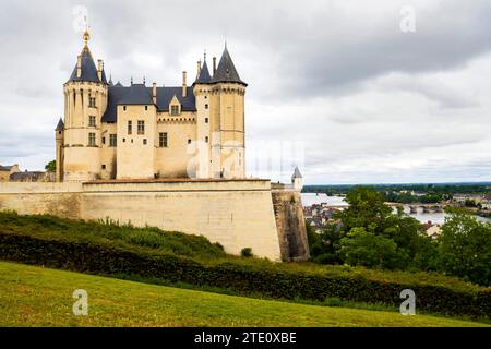 Chateau de Saumur und Blick auf die Loire. Erbaut 10. Jahrhundert, befindet sich in der französischen Stadt Saumur, im Département Maine-et-Loire. Frankreich. Stockfoto