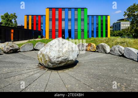 Farbenfrohes und lebendiges Gebäude für die zentralen Dienste der EPFL, Stockfoto