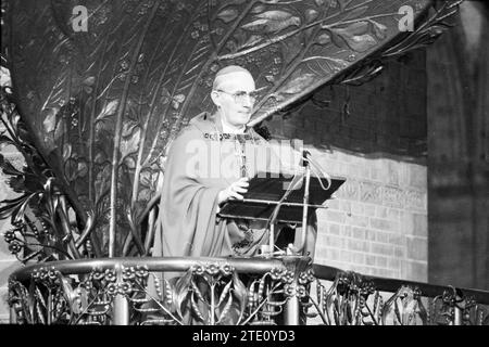 Bischof Bomers und Weihbischof Lescrauwaert, RK Bavo, Haarlem, Weihe, römisch-katholische Kirche, Haarlem, Niederlande, 14-01-1984, Whizgle News from the Past, maßgeschneidert für die Zukunft. Erkunden Sie historische Geschichten, das Image der niederländischen Agentur aus einer modernen Perspektive, die die Lücke zwischen den Ereignissen von gestern und den Erkenntnissen von morgen überbrückt. Eine zeitlose Reise, die die Geschichten prägt, die unsere Zukunft prägen. Stockfoto