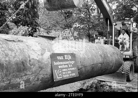 Action Tank Battle, Stadtrat, Hillegom [Lagertank], Hillegom, 05-11-1997, Whizgle News aus der Vergangenheit, zugeschnitten auf die Zukunft. Erkunden Sie historische Geschichten, das Image der niederländischen Agentur aus einer modernen Perspektive, die die Lücke zwischen den Ereignissen von gestern und den Erkenntnissen von morgen überbrückt. Eine zeitlose Reise, die die Geschichten prägt, die unsere Zukunft prägen. Stockfoto