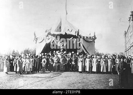 01/31/1912. Das Alter eines Prinzen wird erwachsen. Die königliche Tribüne, von der aus sie Zeugen der Militärparade in Sofia waren, während der Feierlichkeiten, die das Erwachsenwerden von Prinz Boris, König Ferdinand von Bulgarien und Prinzen Ferdinand von Rumänien und Alexander von Serbien feierten. Quelle: Album / Archivo ABC / Charles Chusseau Flaviens Stockfoto