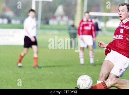 Fußballspiel zwischen HBC und VSV in Heemstede, Whizgle News from the Past, maßgeschneidert für die Zukunft. Erkunden Sie historische Geschichten, das Image der niederländischen Agentur aus einer modernen Perspektive, die die Lücke zwischen den Ereignissen von gestern und den Erkenntnissen von morgen überbrückt. Eine zeitlose Reise, die die Geschichten prägt, die unsere Zukunft prägen. Stockfoto