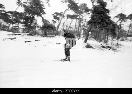 Langlauf in Kennemerduinen, Skisport, Schnee, 09-01-1985, Whizgle News aus der Vergangenheit, zugeschnitten auf die Zukunft. Erkunden Sie historische Geschichten, das Image der niederländischen Agentur aus einer modernen Perspektive, die die Lücke zwischen den Ereignissen von gestern und den Erkenntnissen von morgen überbrückt. Eine zeitlose Reise, die die Geschichten prägt, die unsere Zukunft prägen. Stockfoto