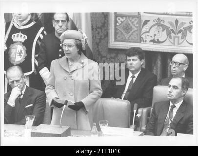 Madrid, 18.10.1988. Elisabeth II. Von England in Spanien. Auf dem Bild, während seines Besuchs beim Abgeordnetenkongress http://www.abc.es/abcfoto/galerias/20150212/abci-fotografias-reina-isabel-201502111820.html. Quelle: Album / Archivo ABC / Jaime Pato Stockfoto