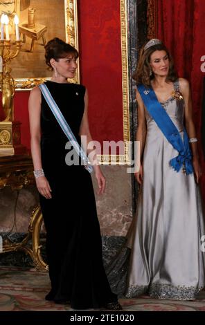 04/26/2009. MADRID, 27.04.09.- die Könige Juan Carlos und Sofia, die Fürsten von Asturien, der französische Präsident Nicolás Sarkozy (3i) und seine Frau Carla Bruni (Front), die heute Morgen ihren ersten Besuch des Staates in Spanien begannen, kurz vor dem Galadinner im königlichen Palast zu Ehren der Besucher.-Foto ernesto Akut.archdc. Quelle: Album/Archivo ABC/Ernesto Agudo Stockfoto