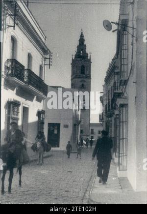 12/31/1957. Eine Straße in Moguer (Huelva) mit dem Turm der Kirche unserer Lieben Frau von Granada im Hintergrund. Quelle: Album / Archivo ABC / Conde Rivera Stockfoto