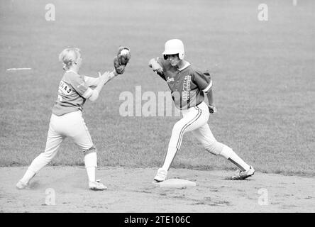 Softball, Bloemendaal - Sparks, 21-08-1992, Whizgle News from the Past, maßgeschneidert für die Zukunft. Erkunden Sie historische Geschichten, das Image der niederländischen Agentur aus einer modernen Perspektive, die die Lücke zwischen den Ereignissen von gestern und den Erkenntnissen von morgen überbrückt. Eine zeitlose Reise, die die Geschichten prägt, die unsere Zukunft prägen. Stockfoto